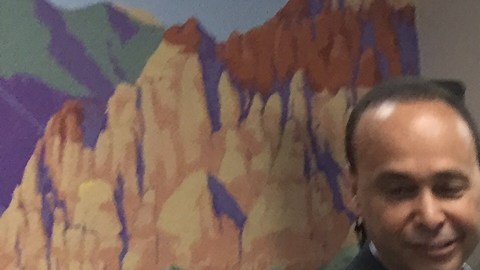 El congresista Luis Gutierrez dando un discurso motivador a los voluntarios en favor de Hillary Clinton., en Nevada.