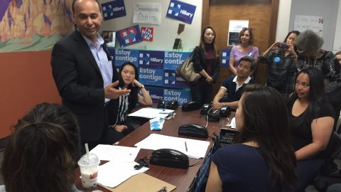 El congresista Luis Gutierrez dando un discurso motivador a los voluntarios en favor de Hillary Clinton., en Nevada.