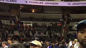Amini Silatolu, guardia de los Panthers, posa con una camiseta del América.