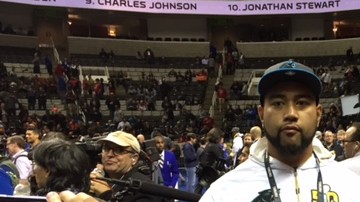 Amini Silatolu, guardia de los Panthers, posa con una camiseta del América.