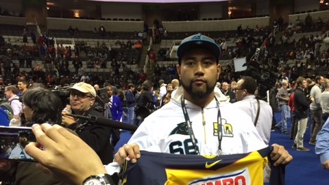 Amini Silatolu, guardia de los Panthers, posa con una camiseta del América.