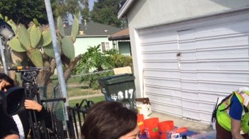 La supervisora del condado Hilda Solís revisa las tareas de inspección de casas contaminadas por Exide.