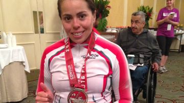 La atleta mexicana Alicia Ibarra muestra orgullosa su medalla de ganadora del Maratón de Los Ángeles 2016 en la categoría de silla de ruedas.