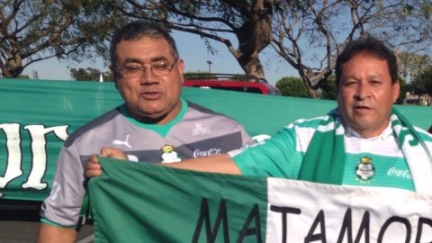 Carlos Caustrita (centro) viajó durante 18 horas desde la Comarca Lagunera para el juego de su Santos contra el Galaxy en la Concachampions.