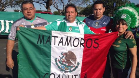 Carlos Caustrita (centro) viajó durante 18 horas desde la Comarca Lagunera para el juego de su Santos contra el Galaxy en la Concachampions.