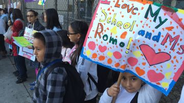 Una multitud de profesores, estudiantes y padres de familia se unieron en protesta en defensa de las escuelas públicas de Los Ángeles.