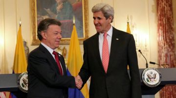 El secretario de Estado, John Kerry, y el presidente de Colombia, Juan Manuel Santos, ofrecen una rueda de prensa conjunta en la que reafirman un nuevo capítulo en la relación bilateral con "Paz Colombia".
