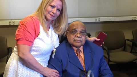 Carlos Morales y su esposa Milagros están contentos por el próximo viaje que harán a Puerto Rico.