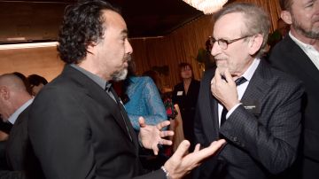 El dos veces nominado por 'The Revenant', Alejandro G. Iñárritu hablando con Steven Spielberg, nominado como productor de su filme 'Bridge of Spies'.