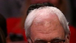 Phil Jackson (izq.)  junto a su novia Jeanie Buss, copropietaria y presidente de los Lakers.