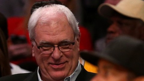 Phil Jackson (izq.)  junto a su novia Jeanie Buss, copropietaria y presidente de los Lakers.