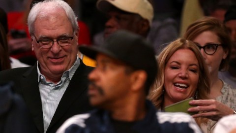 Phil Jackson (izq.) junto a su novia Jeanie Buss, copropietaria y presidente de los Lakers.