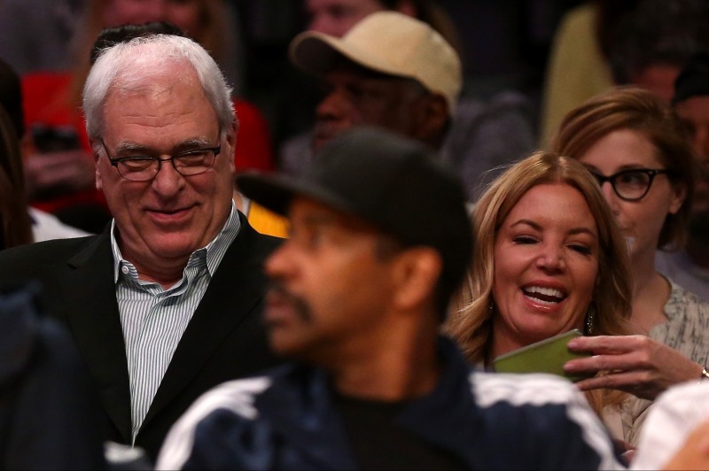 Phil Jackson (izq.)  junto a su novia Jeanie Buss, copropietaria y presidente de los Lakers. 
