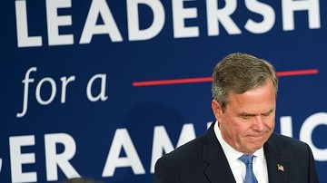 Jeb Bush anuncia su retiro de la competencia por la nominación republicana. Detrás suyo, Columba, su esposa de origen mexicano