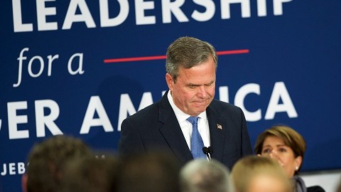 Jeb Bush anuncia su retiro de la competencia por la nominación republicana. Detrás suyo, Columba, su esposa de origen mexicano