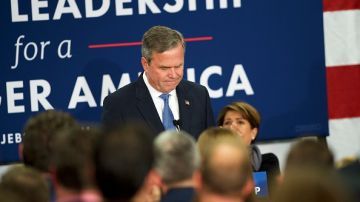 Jeb Bush anuncia su retiro de la competencia por la nominación republicana. Detrás suyo, Columba, su esposa de origen mexicano