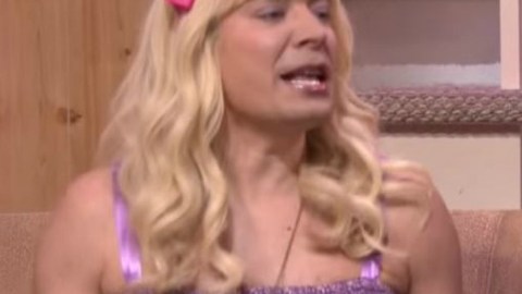 Sara (Jimmy Fallon) y su amiga Gabby (JLo) se pasan la tarde en el sótano repasando las cosas que les dan asco.