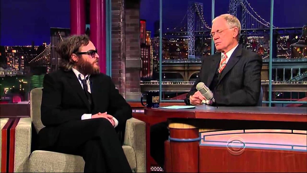 Joaquín Phoenix (izq.) protagonizó una de las peores entrevistas en el programa de David Letterman (der.).