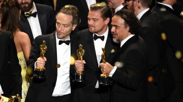 Emmanuel Lubezki, Leonardo DiCaprio y Alejandro G. Iñárritu con los tres Oscar que ganó 'The Revenant'.