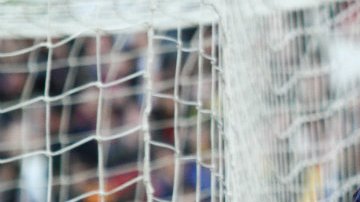 El jugador del Barcelona le envió al cantante un jersey de Uruguay autografiado.