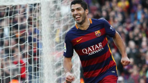 El jugador del Barcelona le envió al cantante un jersey de Uruguay autografiado.