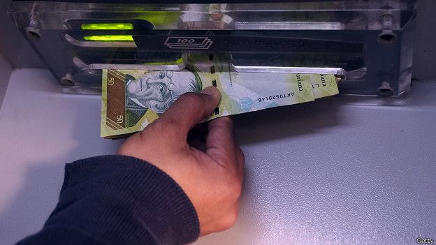 La devaluación de la moneda venezolana hace que uno deba cargar cientos de billetes para pagar por pequeñas cantidades.