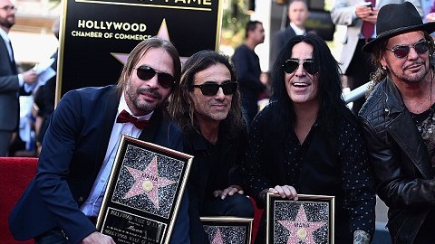 Los integrantes de Maná, de izq. a der., Sergio Vallín, Juan Calleros, Alex González y Fher Olvera, festejando su ansiada estrella en Hollywood, California.