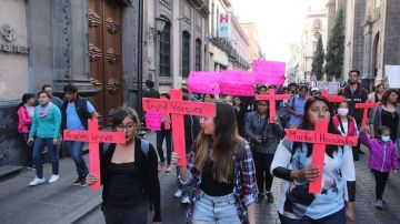 Cientos de personas se sumaron a la marcha para exigir justicia por los feminicidios en Puebla.