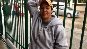 Maribel Hernández es de las pocas mujeres que en Los Ángeles trabajan como jornalera. (Araceli Martínez/La Opinión).