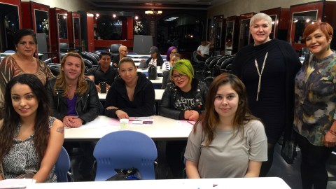 En la Escuela de Belleza Cosmética se reunieron un grupo de exalumnos de las escuelas de belleza Marinello que fue cerrada la semana pasada para una plática de orientación sobre su futuro. (Araceli Martínez/La Opinión).