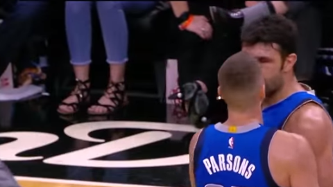 La presión generó que estos dos jugadores de Dallas protagonizaran un altercado.