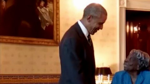 No pudo contener la emoción al conocer a Barack y Michelle Obama en la Casa Blanca.