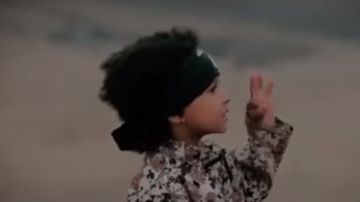 El menor ha aparecido en otros videos de ejecuciones de ISIS. (YouTube)