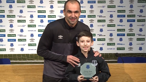 George recibió el galardón de manos del técnico del Everton, Roberto Martínez.