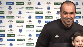 George recibió el galardón de manos del técnico del Everton, Roberto Martínez.