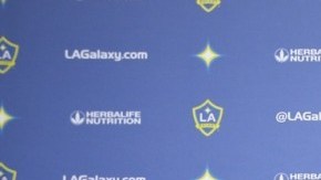 El holandés Nigel de Jong posando con su nueva camiseta del L.A. Galaxy.