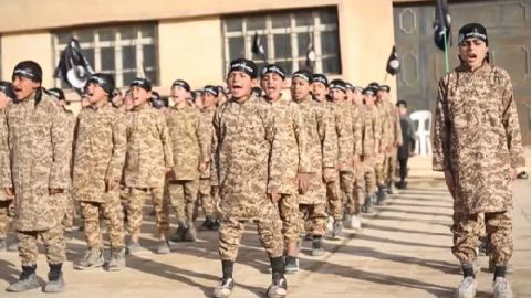 El grupo terrorista ISIS entrena niños en Irak y Siria.