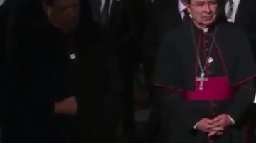 El público en la colonia Guadalupe Inn celebraba la presencia del Papa.