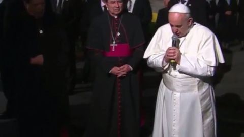 El público en la colonia Guadalupe Inn celebraba la presencia del Papa.