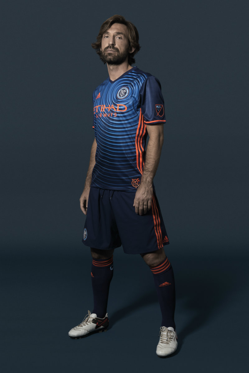 Andrea Pirlo modela el nuevo uniforme.