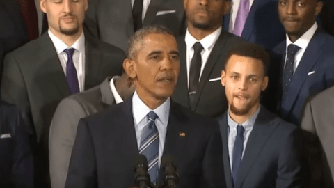 Barack Obama bromeó en todo momento con Stephen Curry.