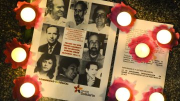 Un afiche con los retratos de los cinco jesuitas españoles y uno salvadoreño asesinados en la Universidad Centroamericana (UCA) en El Salvador.