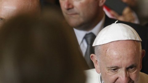 Varios inmigrantes se han dado cita en el muro fornterizo para pedirle al papa Francisco que interceda por ellos.
