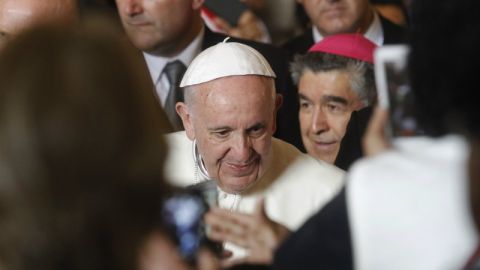 Varios inmigrantes se han dado cita en el muro fornterizo para pedirle al papa Francisco que interceda por ellos.