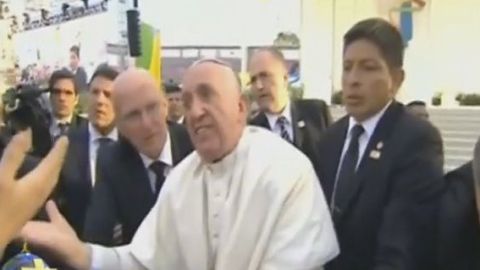 El papa llama la atención a un joven que lo jaló y casi tira.