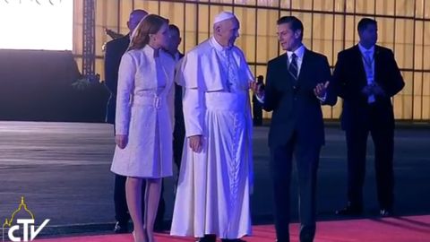 El papa Francisco llega a al Aeropuerto Internacional "Benito Juárez" de la Ciudad de México.
