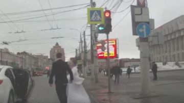 La novia se negó  a reingresar al vehículo acompañada de su esposo. (Youtube)