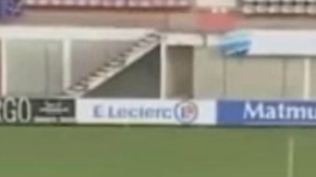 El momento de la pelea inicial en el futbol femenil francés está circulado en rojo.