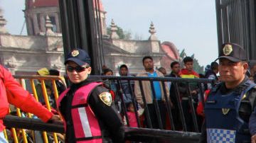 Lidia Amelia con sus amigos a su llegada a la Basílica de Guadalupe.
