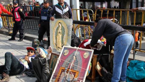 Lidia Amelia con sus amigos a su llegada a la Basílica de Guadalupe.